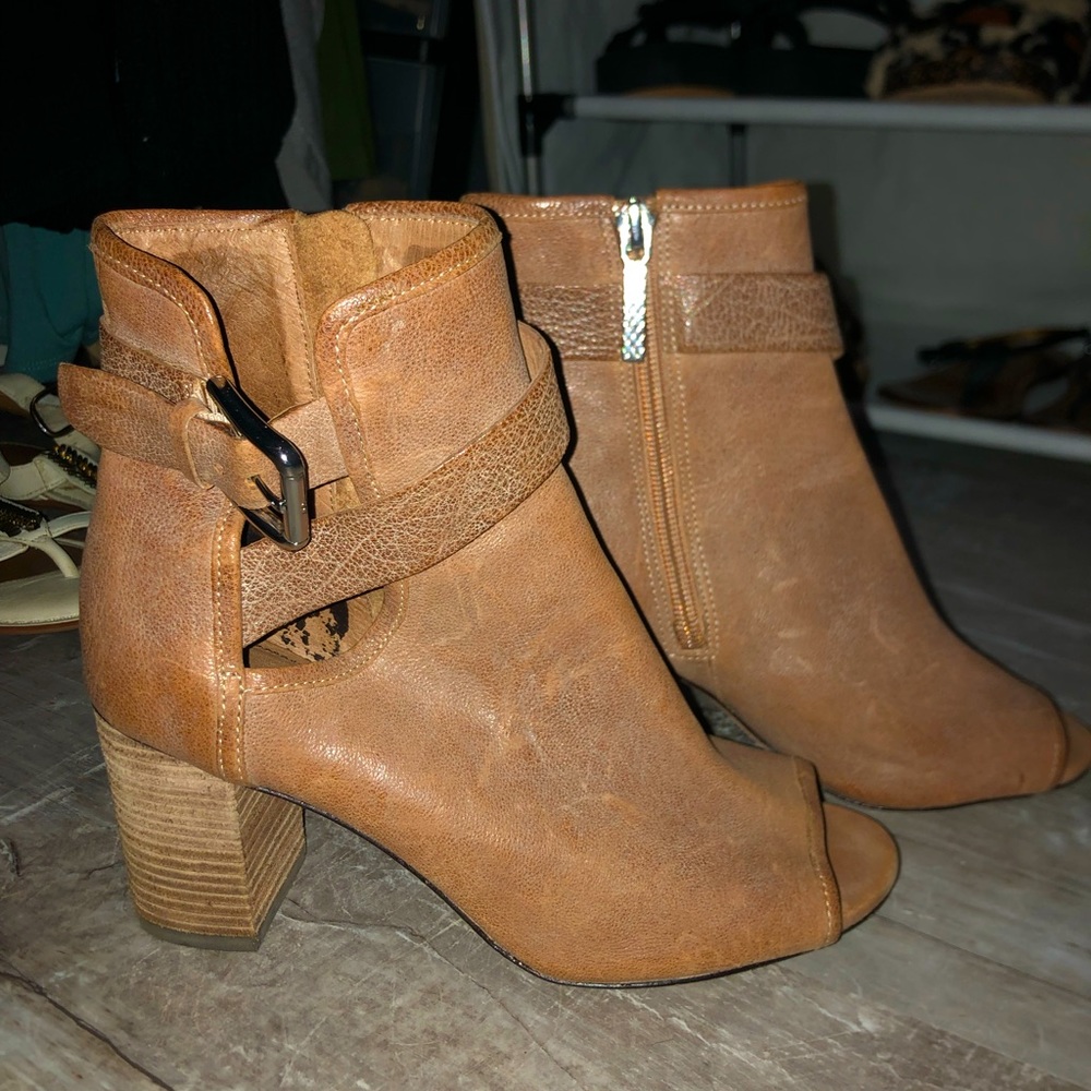 Donald J Pliner heeled boots size 6M